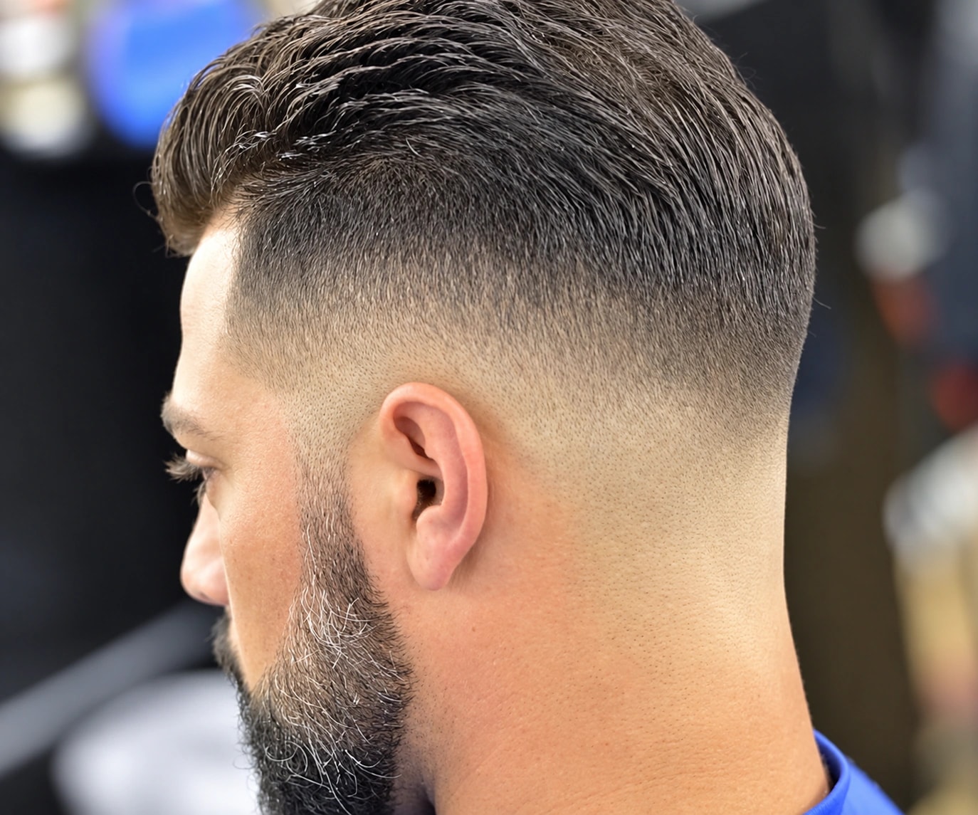 Coupe courte avec dégradé, vue de profil et de la nuque